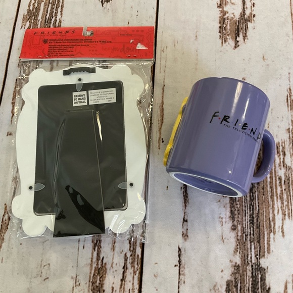 NEW FRIENDS PEEPHOLE FRAME CUP AND PICTURE FRAME - Picture 4 of 6